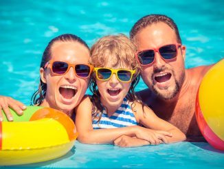 Mutter, Vater und Kind im Pool