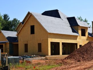 Ein Holzhaus, das sich gerade im Bau befindet.