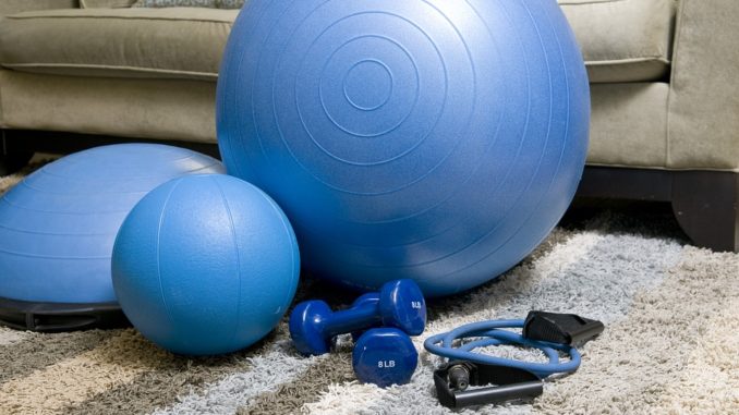 Homegym Equipment vor dem Sofa