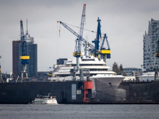 Schiff und Gebäude Bau in Hamburg am Wasser