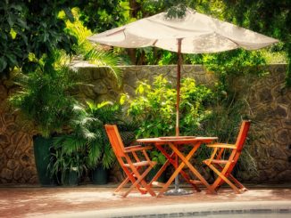 Stühle mit Tisch am Pool auf Terasse