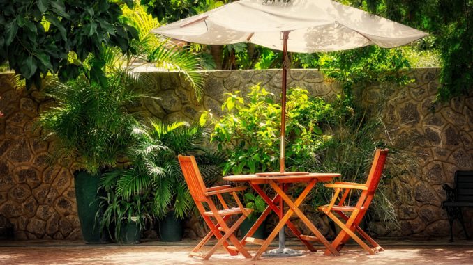 Stühle mit Tisch am Pool auf Terasse