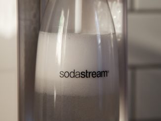 Wasser mit Schaum in einer Sodastream Flasche