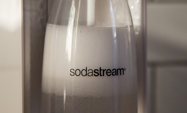 Wasser mit Schaum in einer Sodastream Flasche