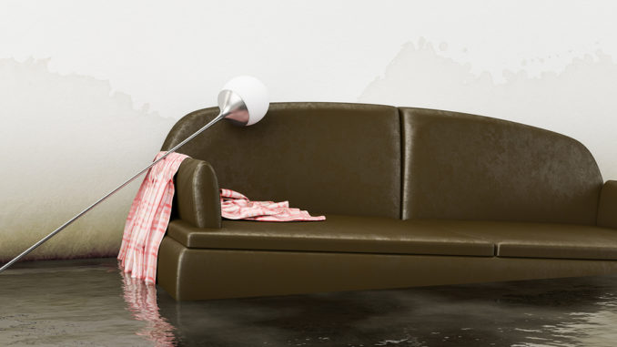 Sofa steht im Wasser in einer Wohnung