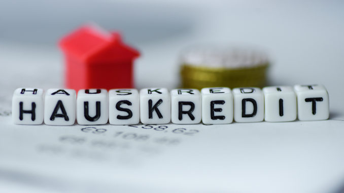 Deutsches Wort HAUSDARLEHEN gebildet durch Alphabetblöcke: HAUSKREDIT-Immobiliengeschäft