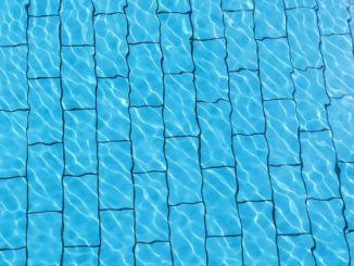 Blauer Boden eines Swimmingpools