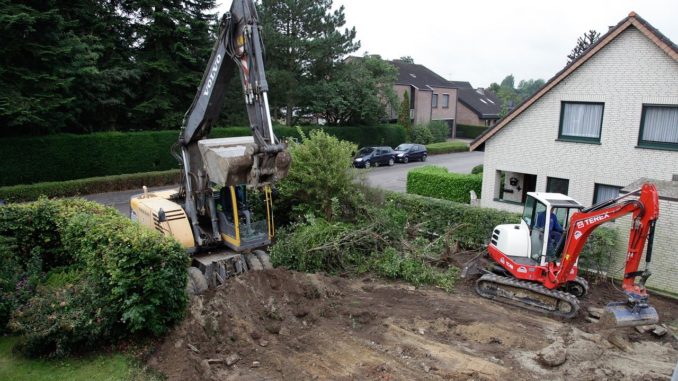 Zwei Bagger heben eine Grube für Hausbau aus