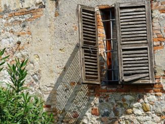 Renovierungsbedürftige Hausfassade mit Fenster