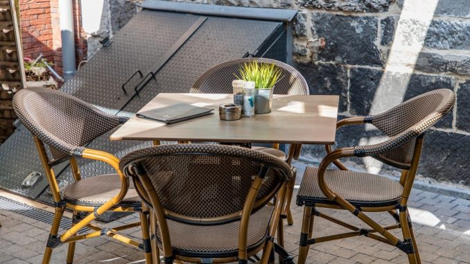 Terrasse mit Möbeln bei gutem Wetter