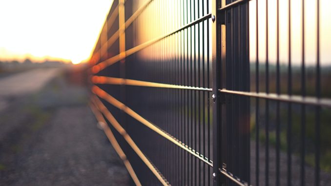 Dunkler Stabmattenzaun im Sonnenuntergang