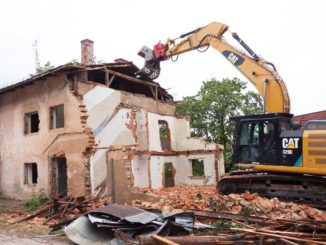 Bagger beim Hausabriss